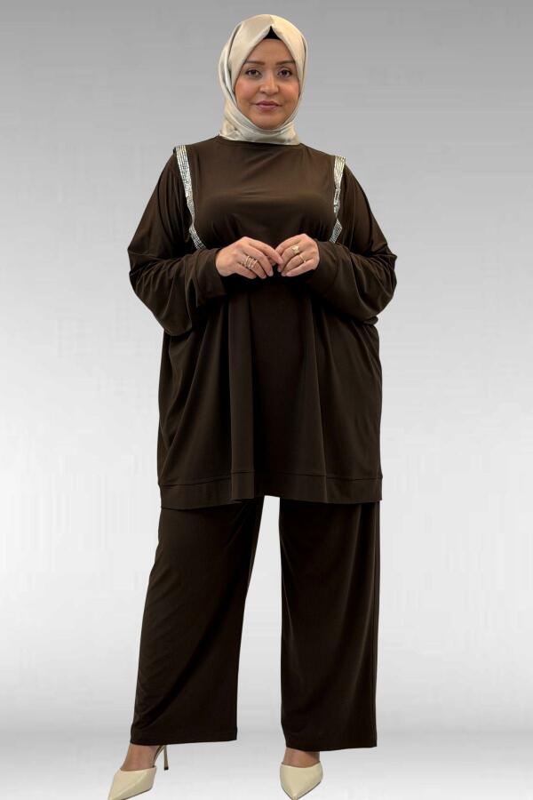 67022 Büyük Beden Omzu Taş Detaylı Sandy Pantolonlu Takım - Kahve - 1