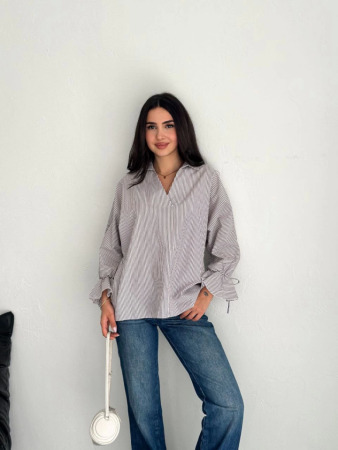 Arkası Asimetrik Yırtmaç Kesim Detaylı Cizgili Bluz Gömlek - Gri - ANGELINO BuyukBedeniz