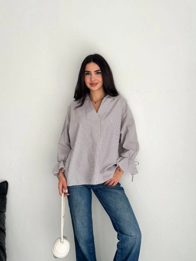 Arkası Asimetrik Yırtmaç Kesim Detaylı Cizgili Bluz Gömlek - Gri - 1