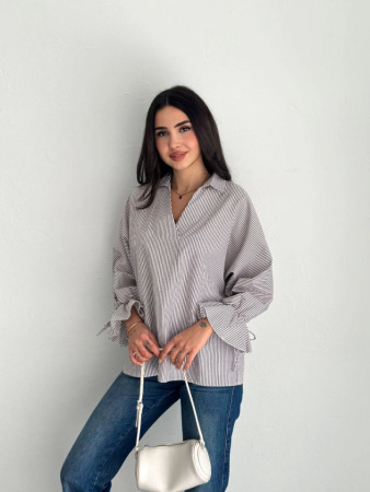 Arkası Asimetrik Yırtmaç Kesim Detaylı Cizgili Bluz Gömlek - Gri - 4