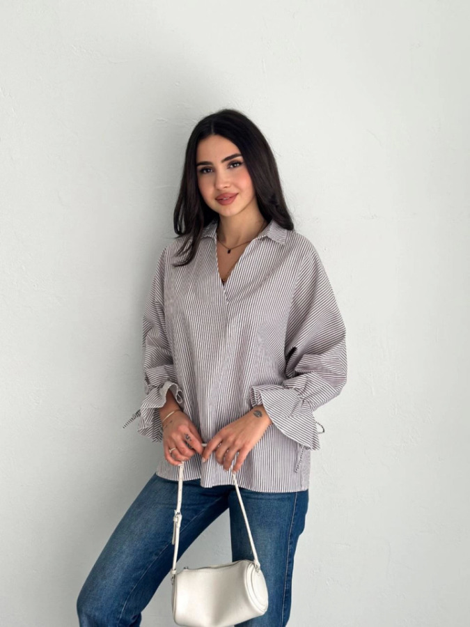Arkası Asimetrik Yırtmaç Kesim Detaylı Cizgili Bluz Gömlek - Gri - 4