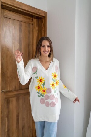 Beyaz Çiçek Nakışlı Kazak - 3