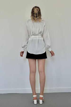 Beyaz Yakası Fırfırlı Kuşaklı Saten Gömlek - 4