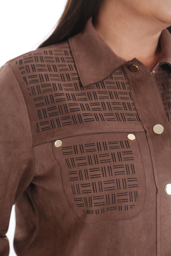 Büyük Beden Çıt Çıt Düğmeli Cep ve Omuz Lazer Kesim Detaylı Kahverengi Süet Gömlek - 4