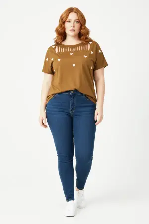Büyük Beden İşlemeli Kalp Detaylı T-shirt - Shape of You (1)