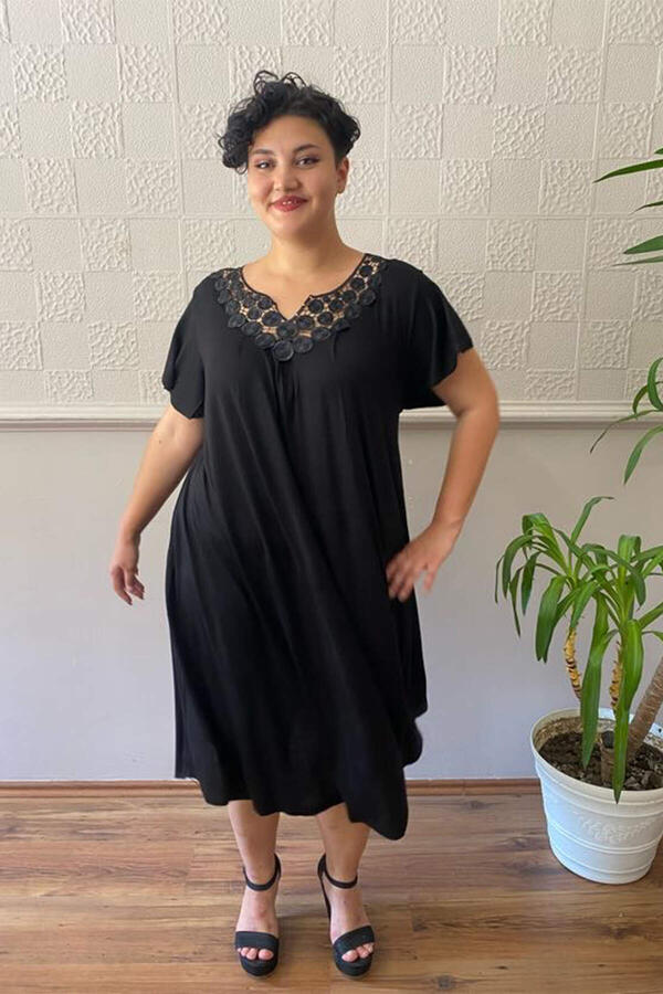 Büyük Beden Kadın Pelerin Kollu Dantelli nakışlı V Yaka Penye Elbise TKA - 11