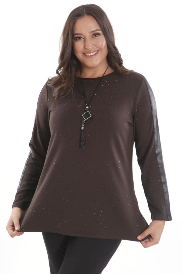 Büyük Beden Kolu Deri Şerit Detaylı Kendinden Taşlı Kahverengi Bluz - 1