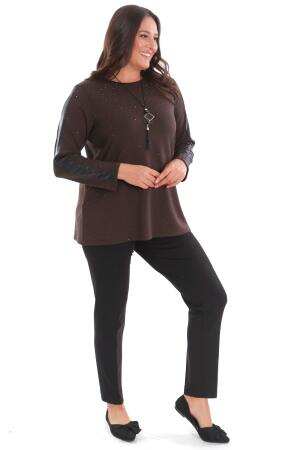 Büyük Beden Kolu Deri Şerit Detaylı Kendinden Taşlı Kahverengi Bluz - 2