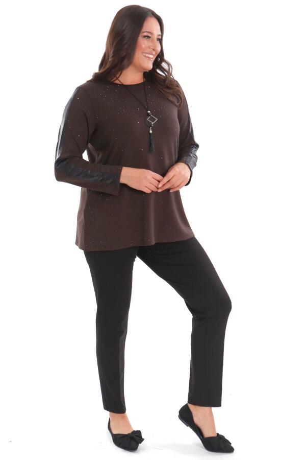 Büyük Beden Kolu Deri Şerit Detaylı Kendinden Taşlı Kahverengi Bluz - 2