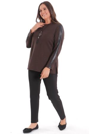 Büyük Beden Kolu Deri Şerit Detaylı Kendinden Taşlı Kahverengi Bluz - 4