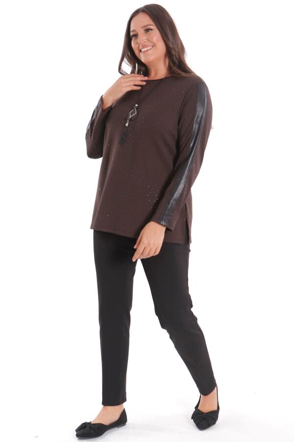 Büyük Beden Kolu Deri Şerit Detaylı Kendinden Taşlı Kahverengi Bluz - 4