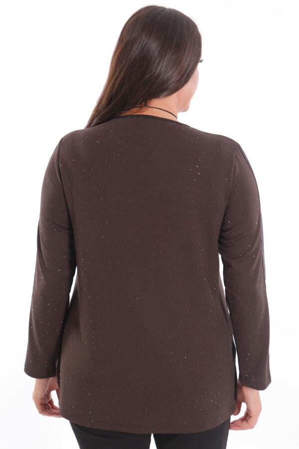 Büyük Beden Kolu Deri Şerit Detaylı Kendinden Taşlı Kahverengi Bluz - 6