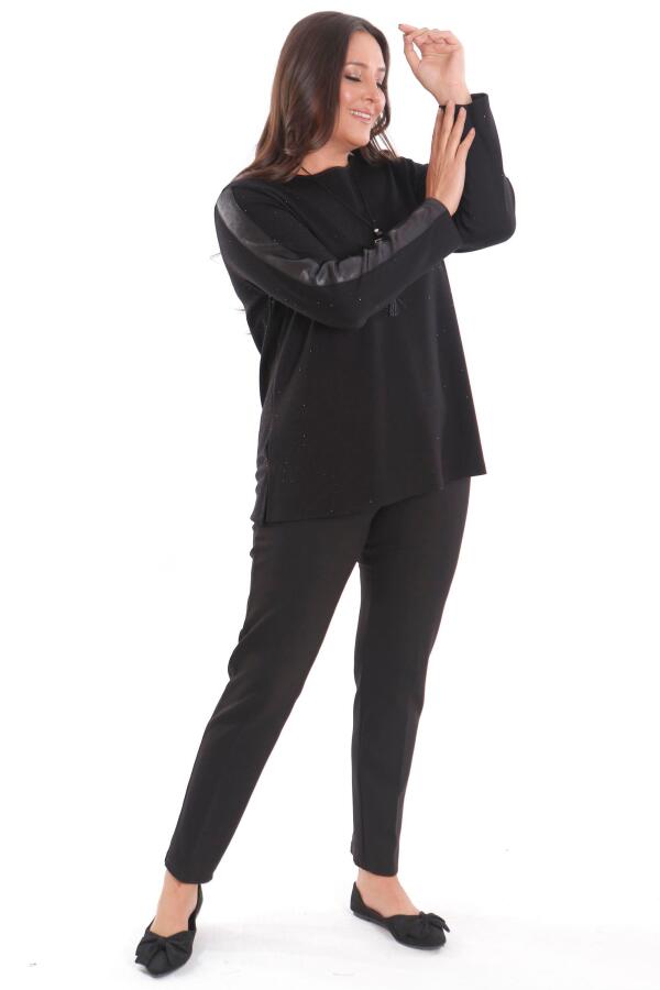 Büyük Beden Kolu Deri Şerit Detaylı Kendinden Taşlı Siyah Bluz - 2