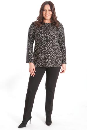 Büyük Beden Kolye Detaylı Dijital Baskılı Kollar Deri Şeritli Siyah Bluz - 2