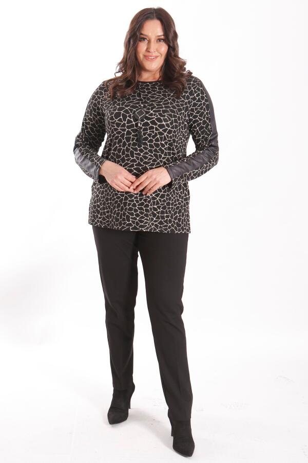 Büyük Beden Kolye Detaylı Dijital Baskılı Kollar Deri Şeritli Siyah Bluz - 4