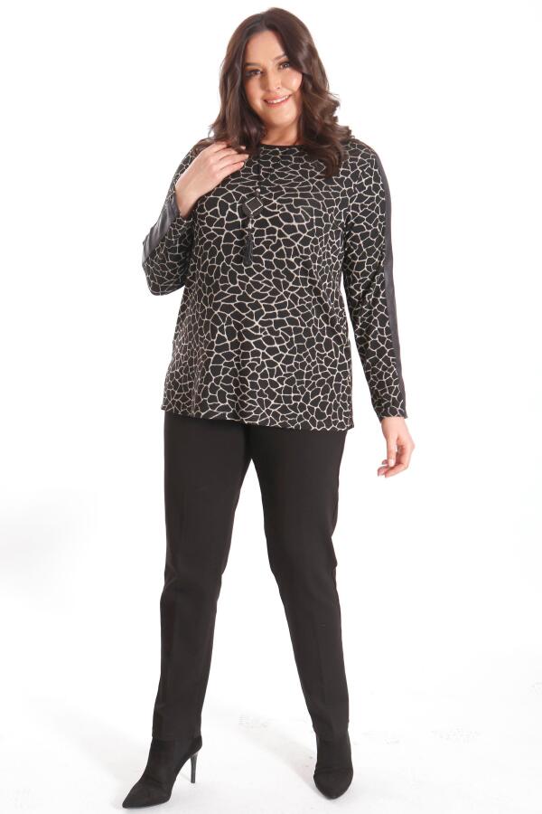 Büyük Beden Kolye Detaylı Dijital Baskılı Kollar Deri Şeritli Siyah Bluz - 6