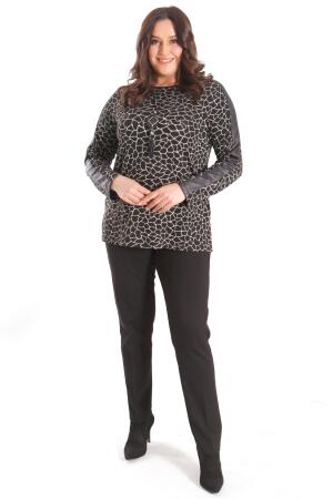 Büyük Beden Kolye Detaylı Dijital Baskılı Kollar Deri Şeritli Siyah Bluz - 7