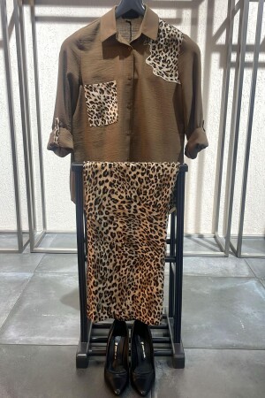 Angelino Büyük Beden Süs Cep Detaylı Leopar Nakışlı Kahverengi Gömlek - Angelino Moda