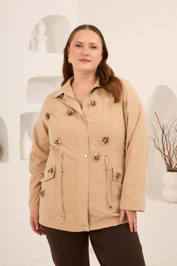 Çiçek Aplikeli Kadın Büyük Beden Trençkot Krem - 1