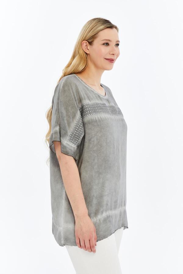 Dantel Detaylı Büyük Beden Yıkamalı Bluz Füme - 3