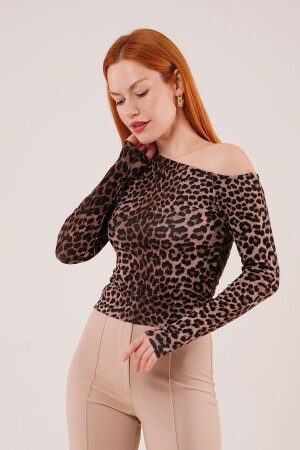 Düşük Omuz Detaylı Leopar Desen Bluz - 4