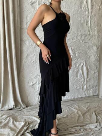 GÜLLÜ ELBİSE ASİMETRİK KATLI - Siyah - ANGELINO BuyukBedeniz