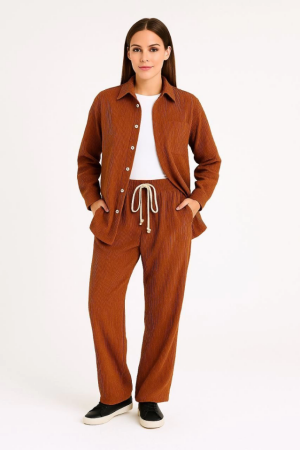 Kadife Oversize Takım – Gömlek Ve Pantolon İkili Set Füme Corduroy Şıklığı, Rahat Ve Zarif Duruş Yumuşak Dokulu Kadife Kumaş, Düğmeli Gömlek Üst Ve Lastikli Pantolon Alt Parça Ile Gün Boyu Konfor- Kiremit - 4