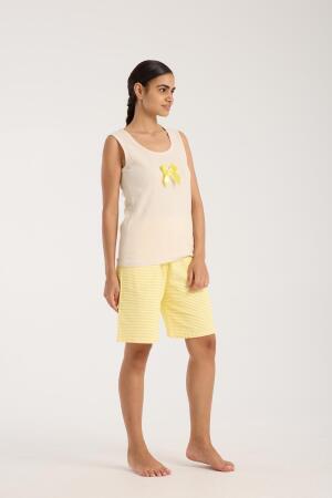 Angelino Kadın Beyaz Kurdele Detaylı Sarı Çizgili Şortlu Pijama Takımı - Angelino