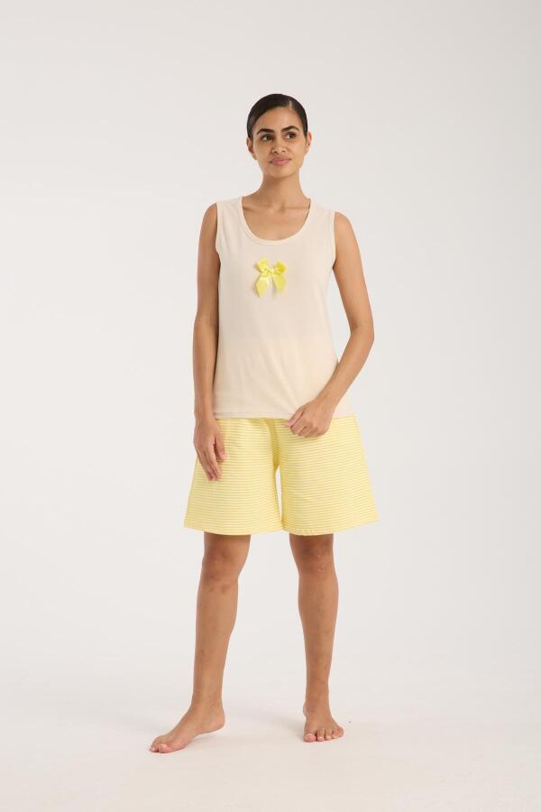 Angelino Kadın Beyaz Kurdele Detaylı Sarı Çizgili Şortlu Pijama Takımı - 5