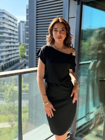 Kadın Kısa Kollu Tek Omuz Askı Ve Aksesuar Detay Beli Lastikli Krep Elbise - ANGELINO BuyukBedeniz