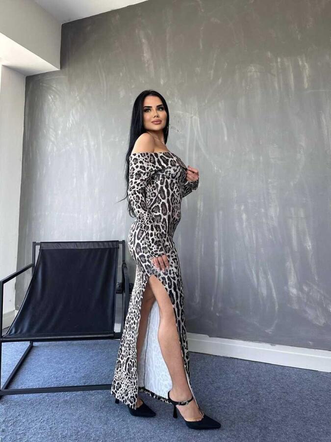 Kadın Madonna Yaka Dalgıç Kumaş Leopar Desen Maxi Boy Derin Yırtmaçlı Elbise - 3