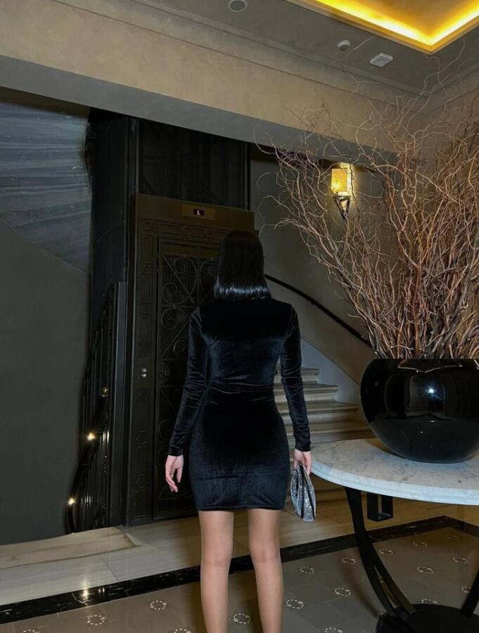 Kadın Uzun Kollu Göğüs Dekolteli Kadife Kumaş Mini Kruvaze Elbise - 4