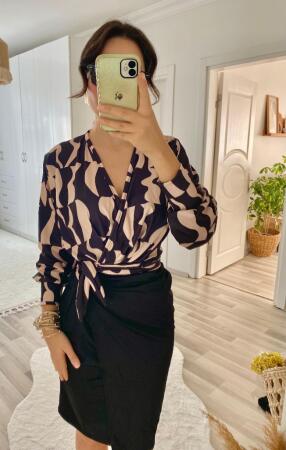 Kadın Uzun Kollu Kruvaze Yaka Dijital Baskılı Fiyonk Detay Atlas Kumaş Elbise - 8