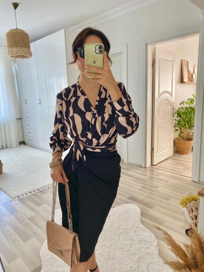 Kadın Uzun Kollu Kruvaze Yaka Dijital Baskılı Fiyonk Detay Atlas Kumaş Elbise - 11