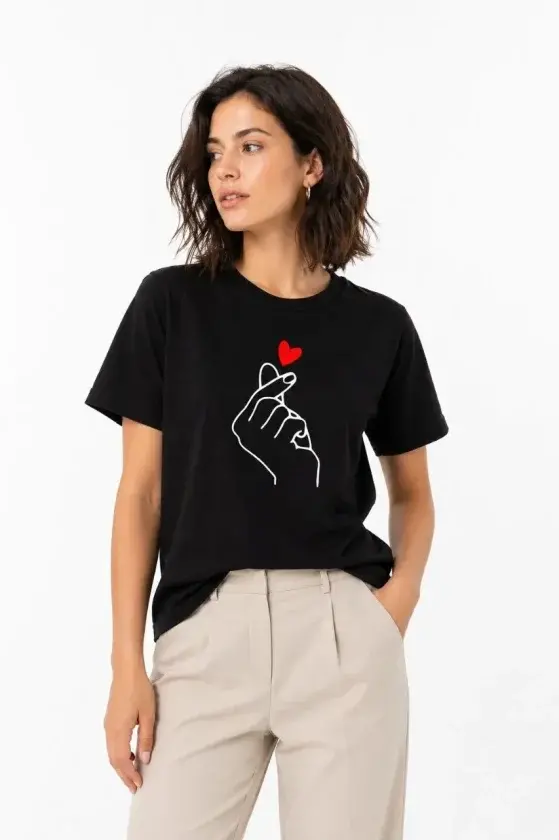 Kore Parmak Kalp Aşk Temalı Minimal Baskılı Tişört Yazlık Kısa Kol T-Shirt - Siyah - 1