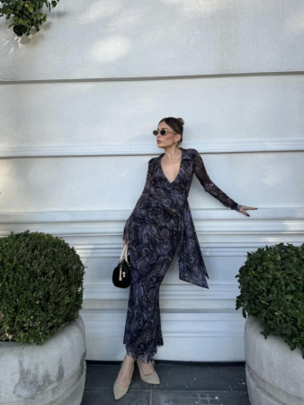 Kruvaze V Yaka, Fırfırlı Ve Bağcıklı Desenli Bluz Ve Midi Etek Takım - Siyah - ANGELINO BuyukBedeniz