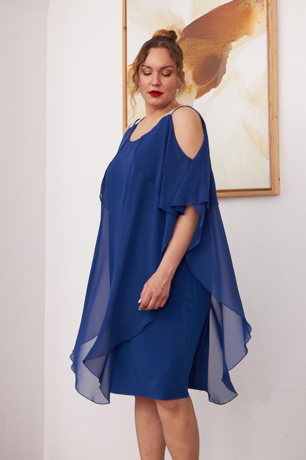 Omuz Taş Detaylı Şifon Büyük Beden Saks Elbise - 4