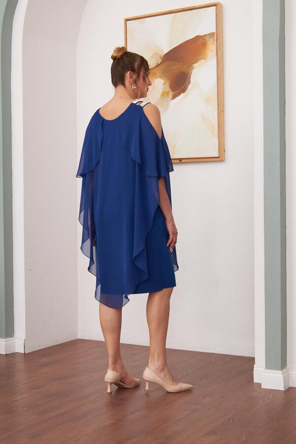 Omuz Taş Detaylı Şifon Büyük Beden Saks Elbise - 5