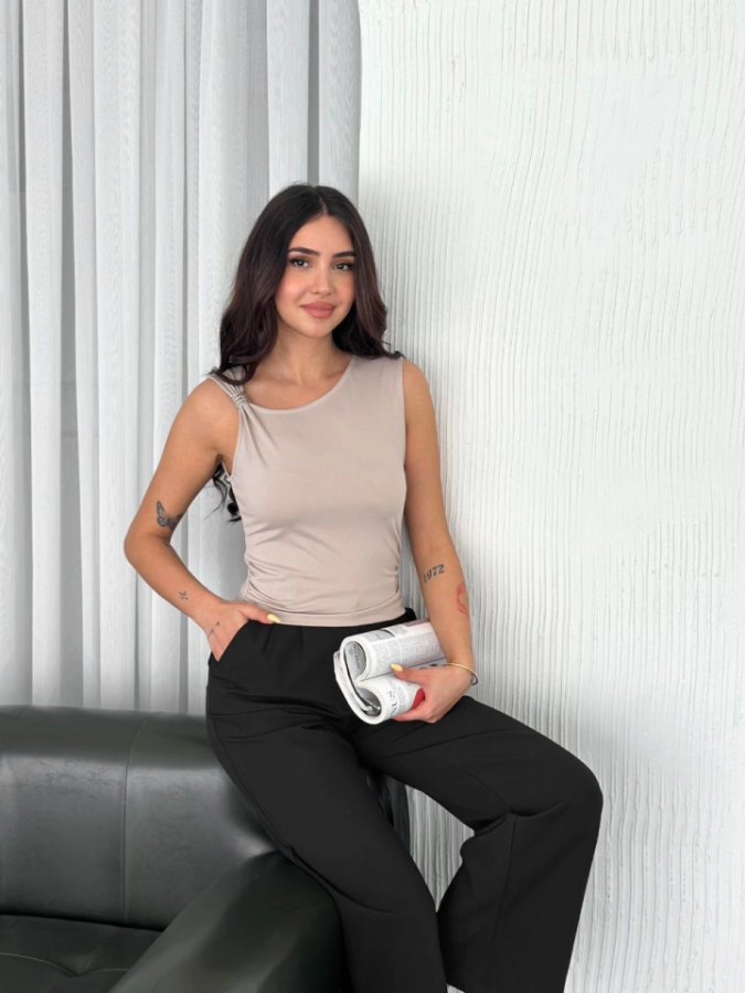 Osy Modal Yumuşak Dokulu Kumaş Bisiklet Yaka Sıfır Kol Bluz Omuz Toka Aksesuar Detaylı - Bej - 1