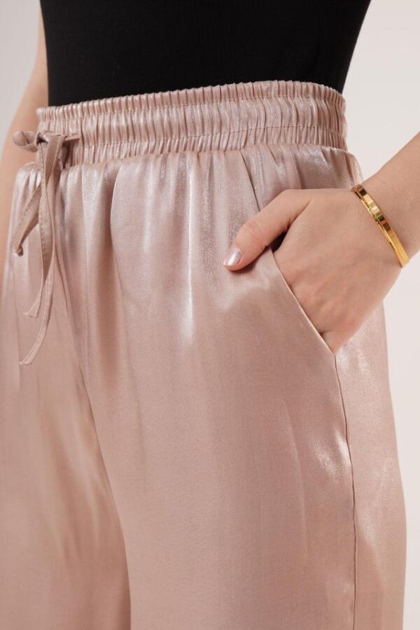 Parlak Görünümlü Cepli Bej Bol Paça Pantolon - 3