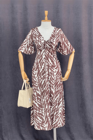 Saten Kumaş Göğsü Büzgü Detaylı Elbise - KAHVERENGİ - 4