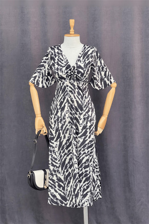 Saten Kumaş Göğsü Büzgü Detaylı Elbise - SİYAH - 4