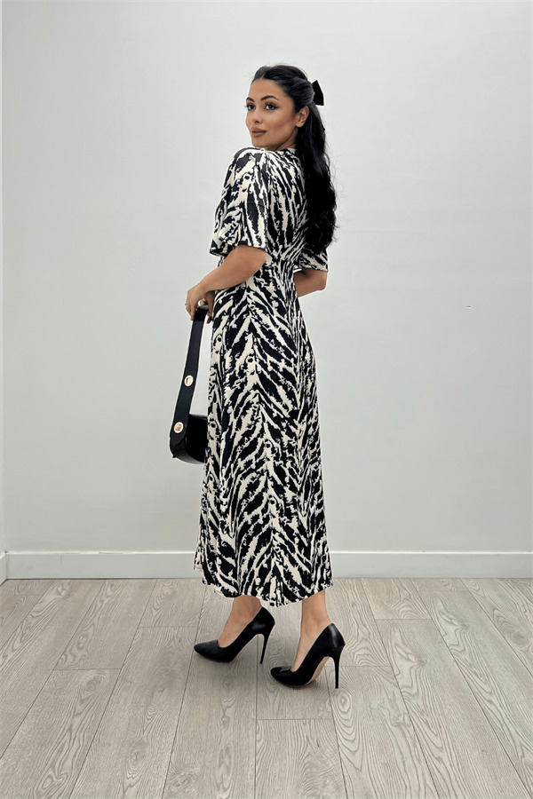 Saten Kumaş Göğsü Büzgü Detaylı Elbise - SİYAH - 5