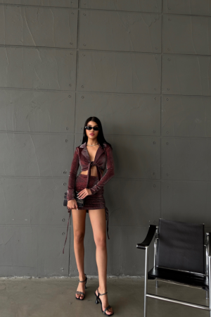 SİMLİ KUMAŞ BAĞLAMA DETAYLI CROP BLUZ - KISA BÜZGÜ DETAYLI ETEK - Bordo - 4