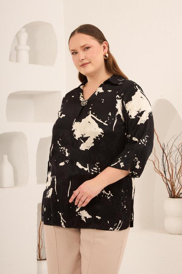 Soyut Desenli Broş Detaylı Kadın Büyük Beden Bluz Siyah - 3