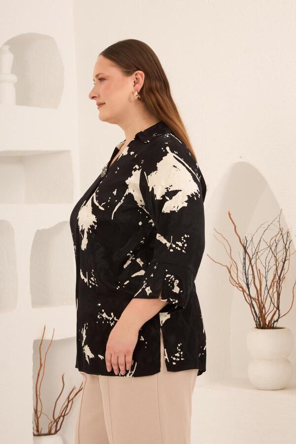 Soyut Desenli Broş Detaylı Kadın Büyük Beden Bluz Siyah - 4