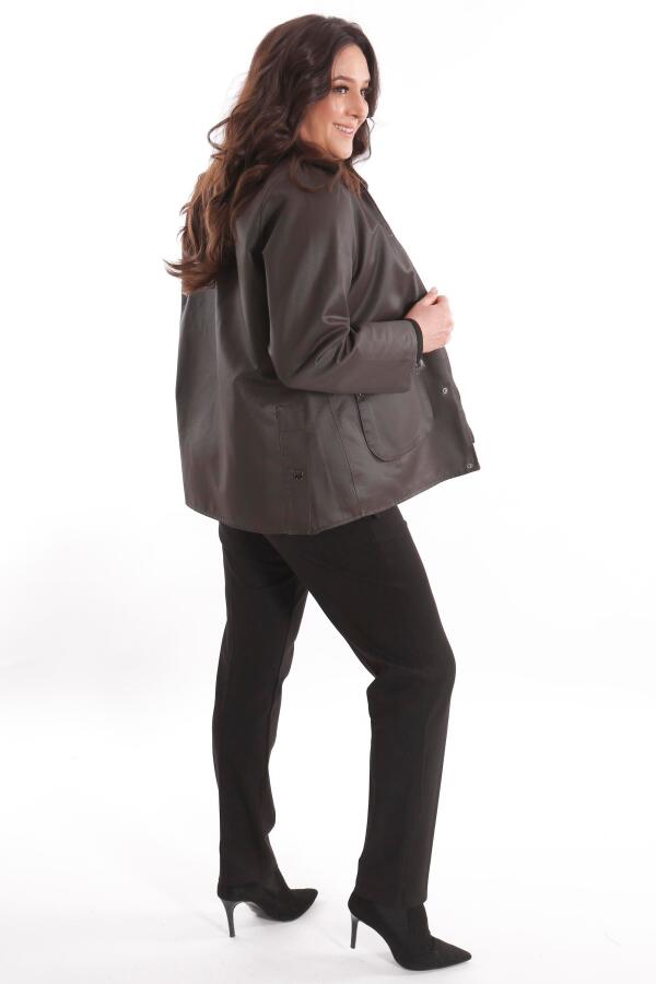 Trend42plus Büyük Beden Kadife Yakalı Çıt Çıt Düğme Detaylı Kahverengi Kaban - 4