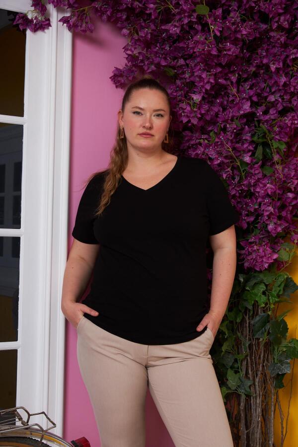 V Yaka Büyük Beden Siyah Tişört - 1