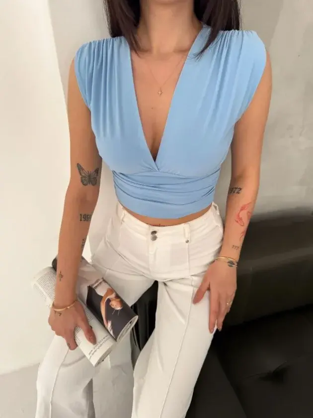 Vatkalı Kolsuz V Yaka Drapeli Crop Bluz Likralı Fit - Bebek Mavisi - 1