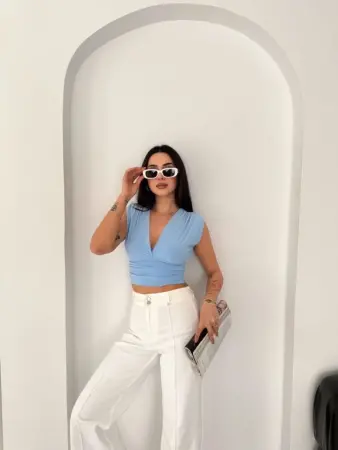 Vatkalı Kolsuz V Yaka Drapeli Crop Bluz Likralı Fit - Bebek Mavisi - 2